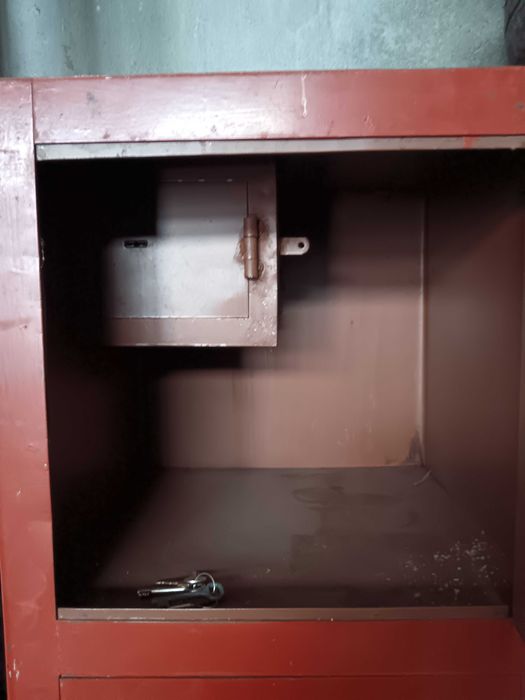 Продам сейф металлический