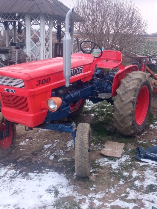 vînd tractor FIAT 300