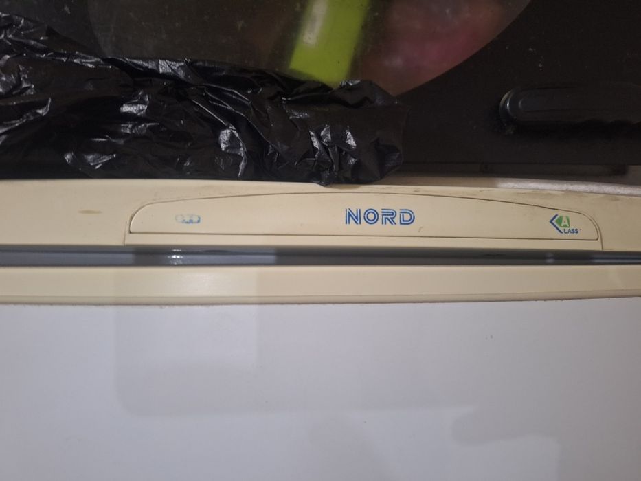 Uyda iwlab turgan muzlatgich