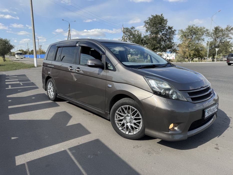 Продам Toyota ISIS