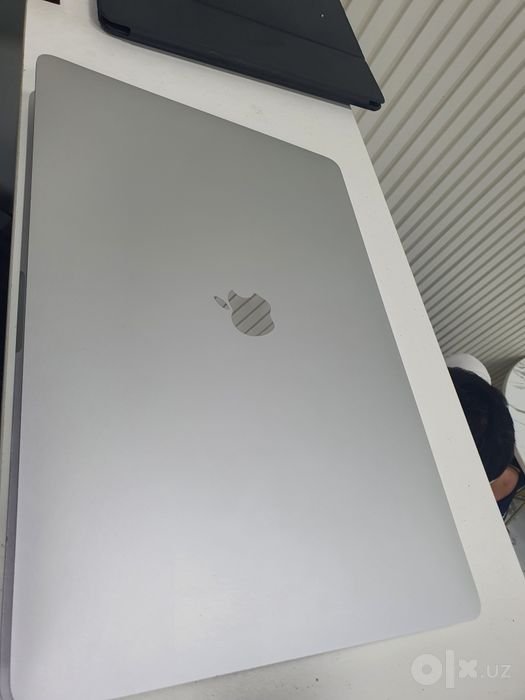 MacBook pro 15 core i7 16/256