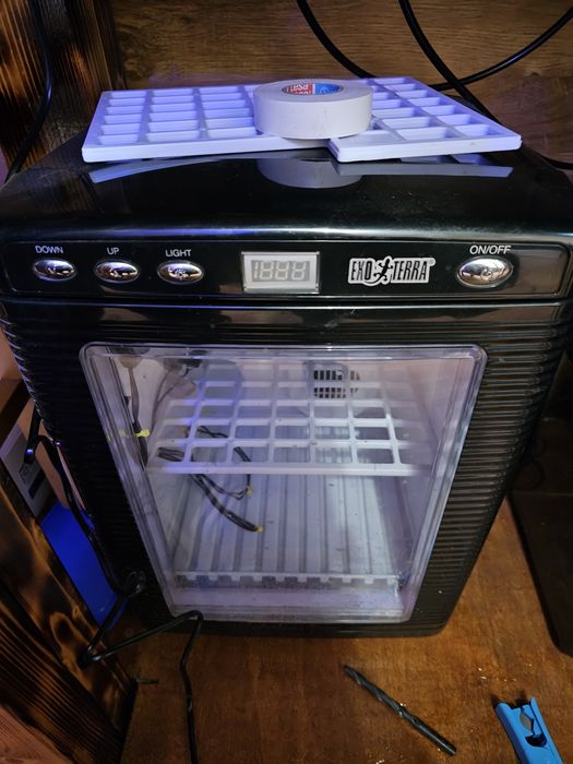 Vând incubator reptile si UMIDIFICATOR MONSOON RS400