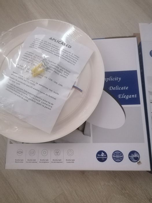 Plafoniera led cu senzor de lumina și mișcare.