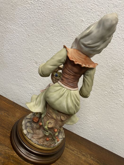 Винтидж Capodimonte фигура с кош цветя, Италия