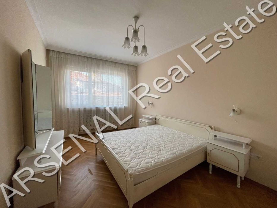 Многостаен апартамент под наем, Гео Милев