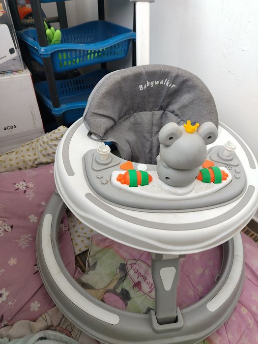 Ходунок и детски кресло для питания