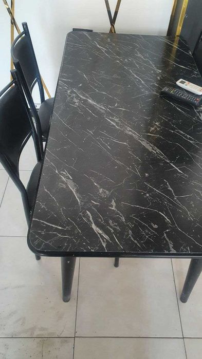 продаётся стол и стулья .  для кафе гостиной . качественный