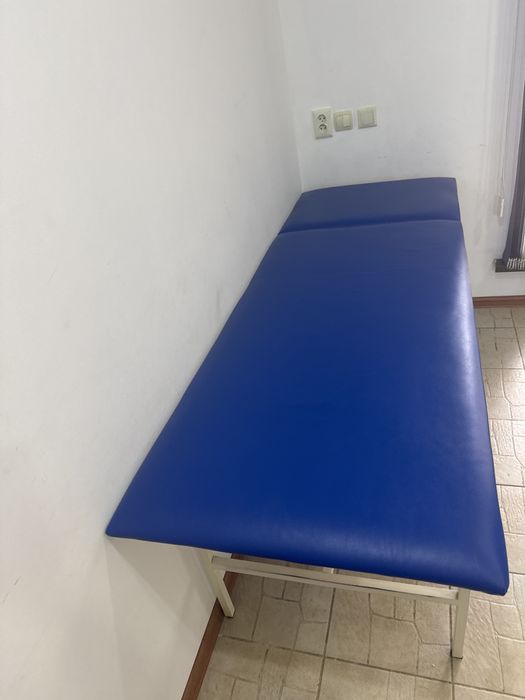 Продается кушетка бу для массаж .