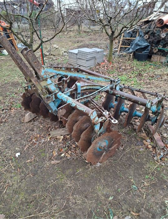 Vând  Tractor Universal 445 și utilaje agricole