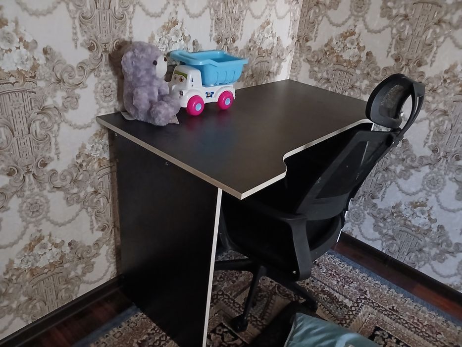Studia uchun stol stuli