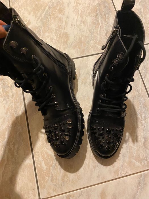 Продавам черни боти Страдивариус