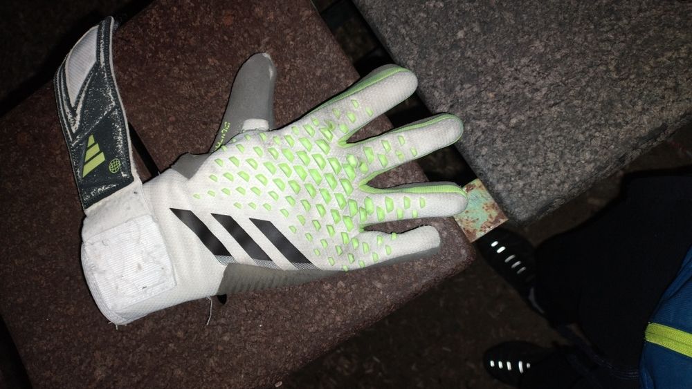 Футболна ръкавица на Адидас предатор