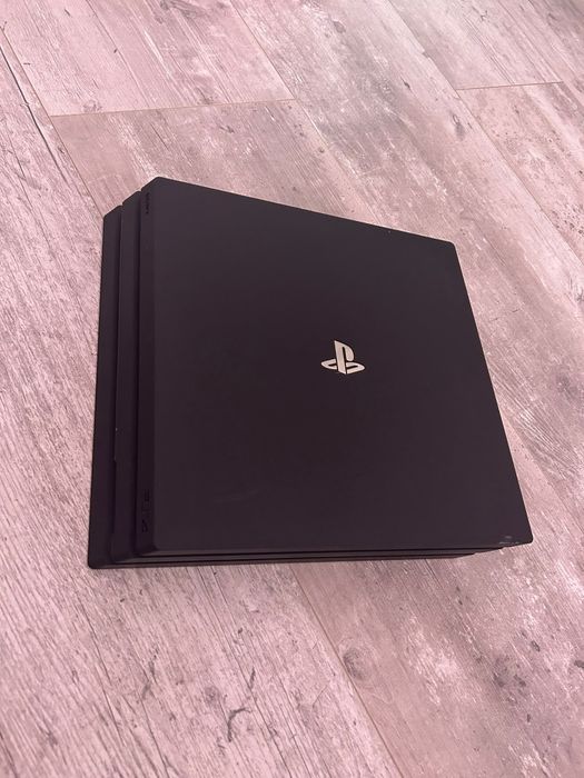 Vând PlayStation 4 cu ,861 GB