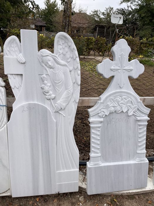 Cruci/ monumente funerare din marmura !