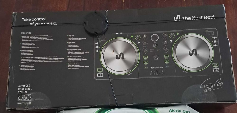 DJ контролер The Next Beat by Tiësto, предназначен за начинаещи и напреднали DJ-и.