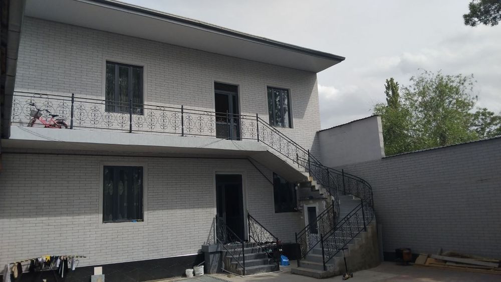 Hovli uy sotiladi