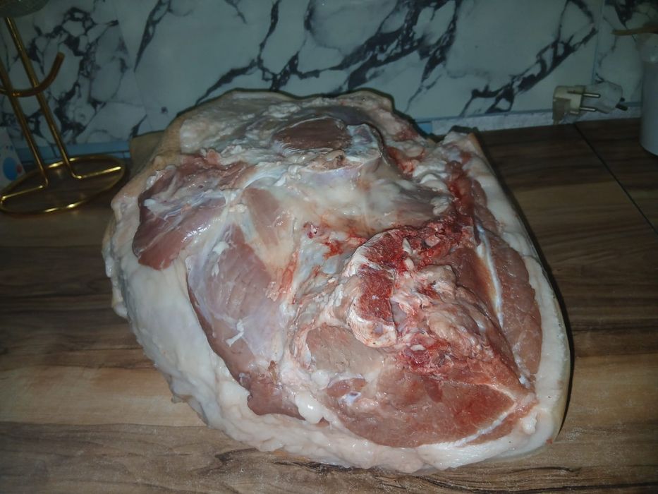 В продаже домашнее  мясо свинины