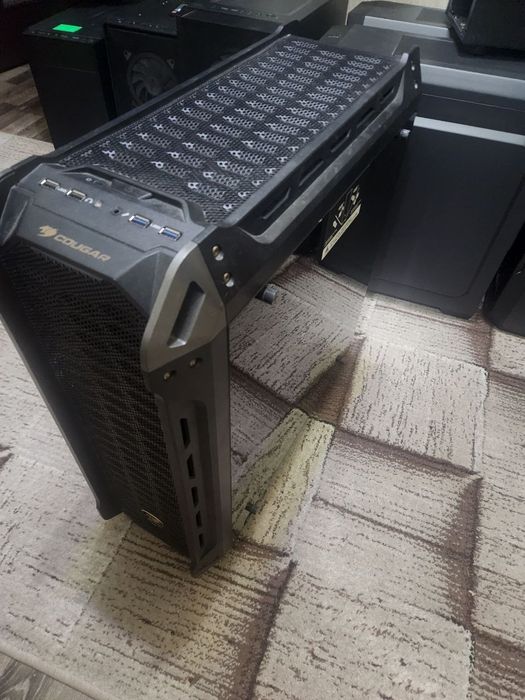 Мощный кейс Cougar пустой