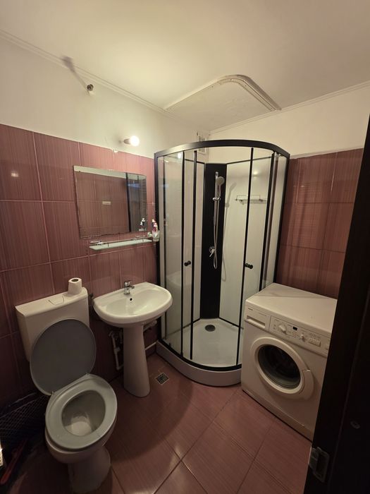 Vând sau închiriez garsonieră zona centrală et.1