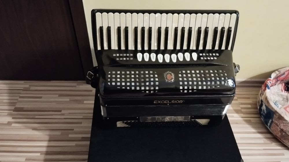 Италиански акордеон 120 баса