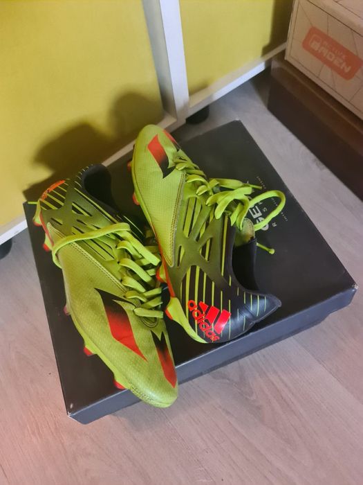 Футбольный бутсы adidas