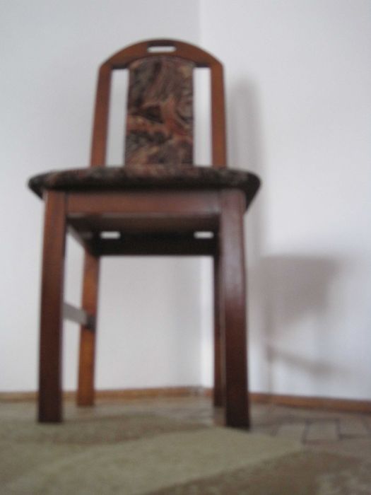 Продавам дървен стол с тапицерия