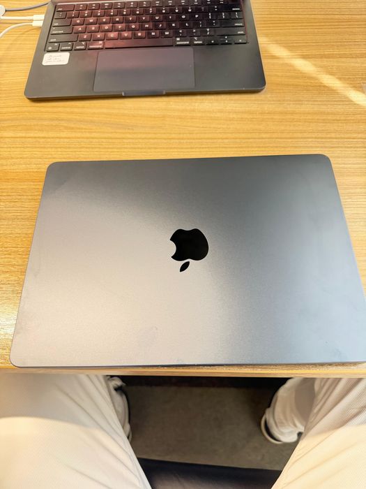 Apple MacBook Air 13", A2681