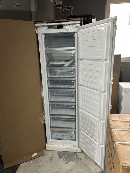 НОВ No Frost Вертикален фризер за вграждане GRUNDIG 177 См ,250 литрa