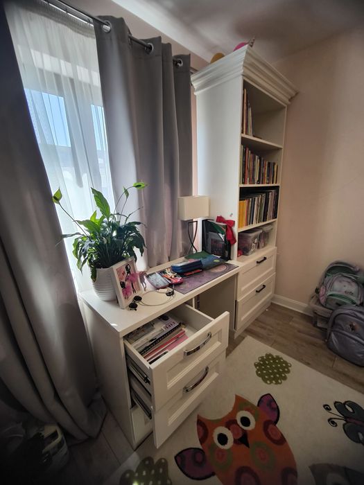 Birou și biblioteca