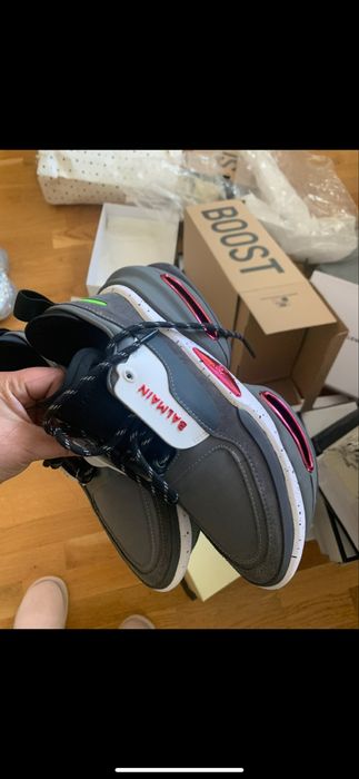 Женские серые кроссовки Balmain