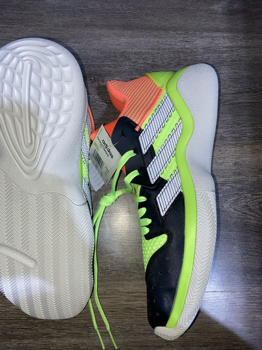 Adidasi de baschet nefolositi