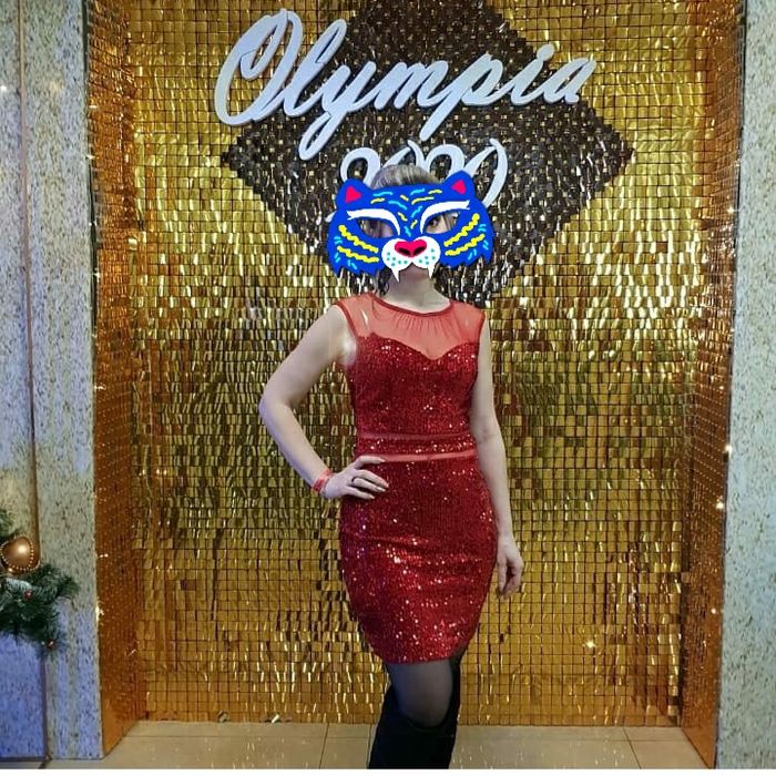 платье красное в паетках