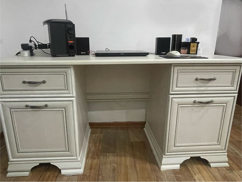 Продам писменный стол в хорошем состоянии