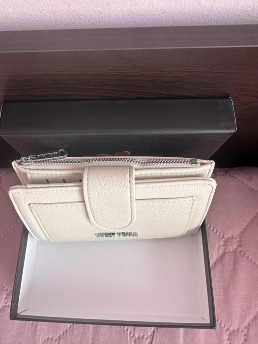 Дамско портмоне в бежов цвят