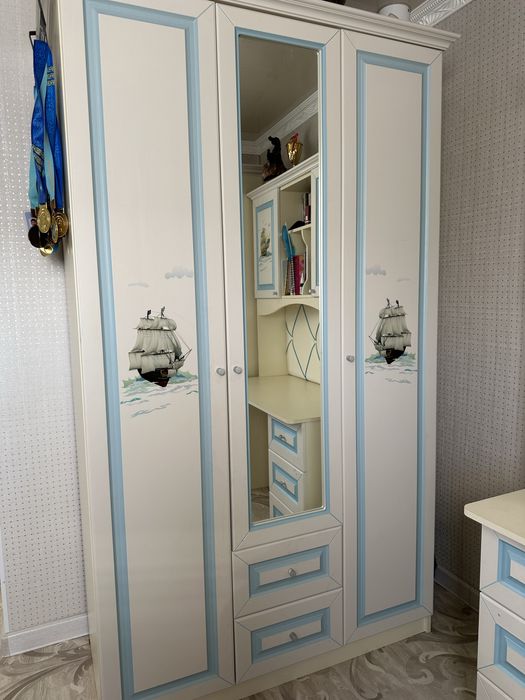 Продам шкаф, стол, пенал