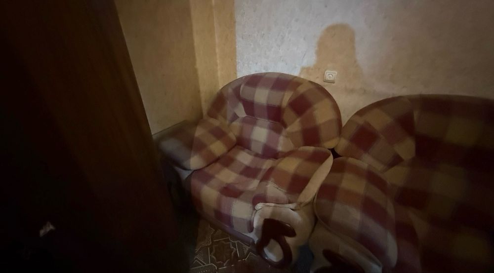 Срочно отдам даром диван и кресла