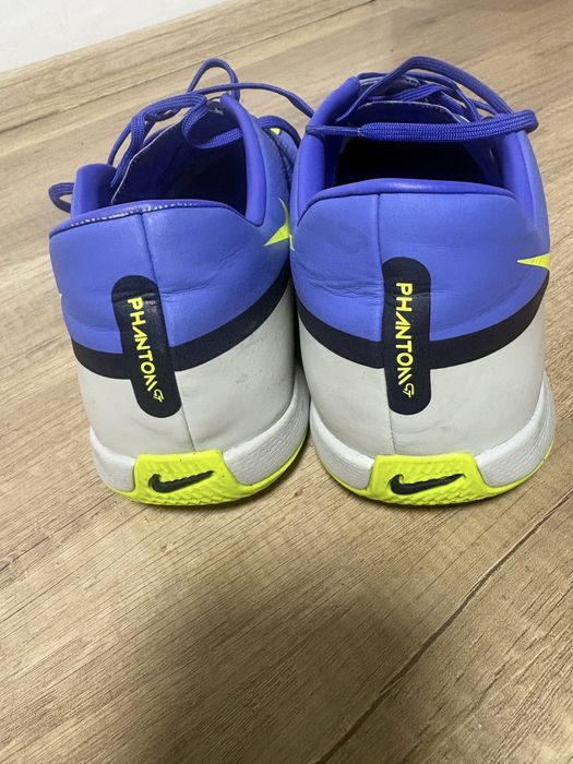 Футболни обувки “Nike Phantom”.