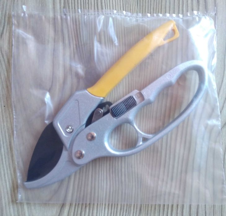 Foarfeca de vie prun cu taiere in trepte. Nou ambalata!