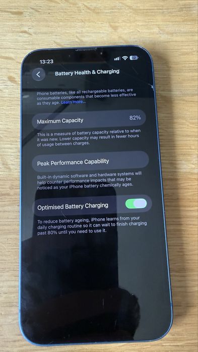 Iphone 13 folosit, 256 GB albastru crapat putin