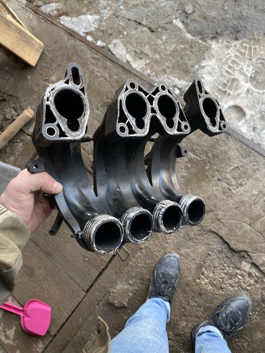 Впускной колектор  шкода 1.6