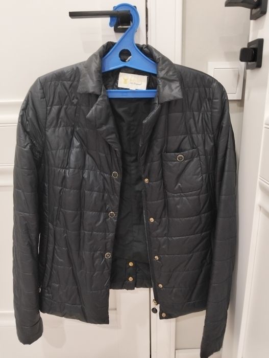 Куртки белая и черная