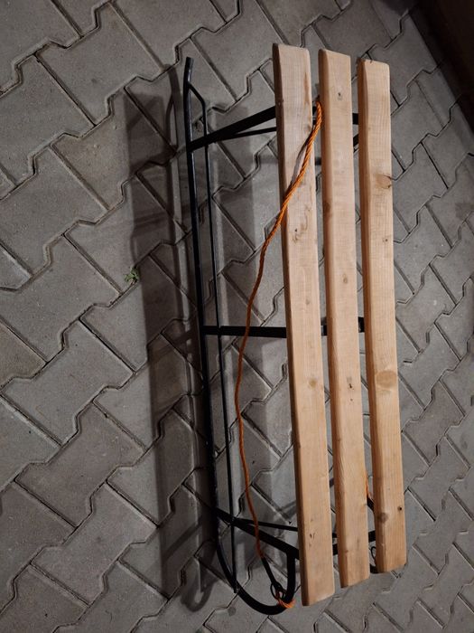 Sanie din metal si lemn