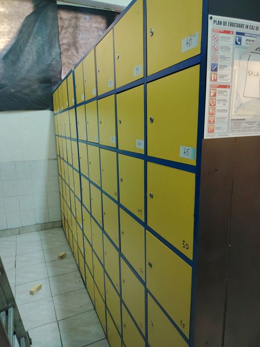 Vând 2 vestiare.
