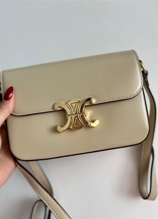 Бежова чанта със златен детайл