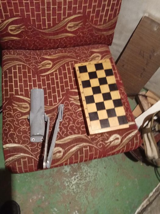 Шахматы и доводчик для двери