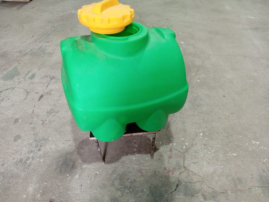 Пластмасовая емкость