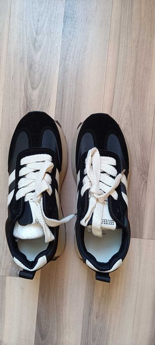 Кроссовки 39 размер. Цвет черный с белыми полосками
