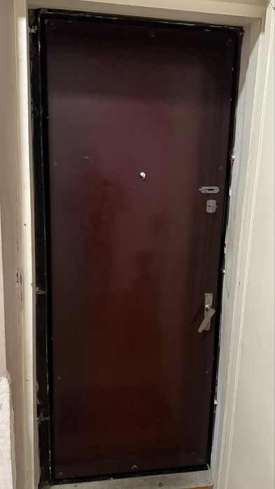 Продается Входной дверь железный 2 двери