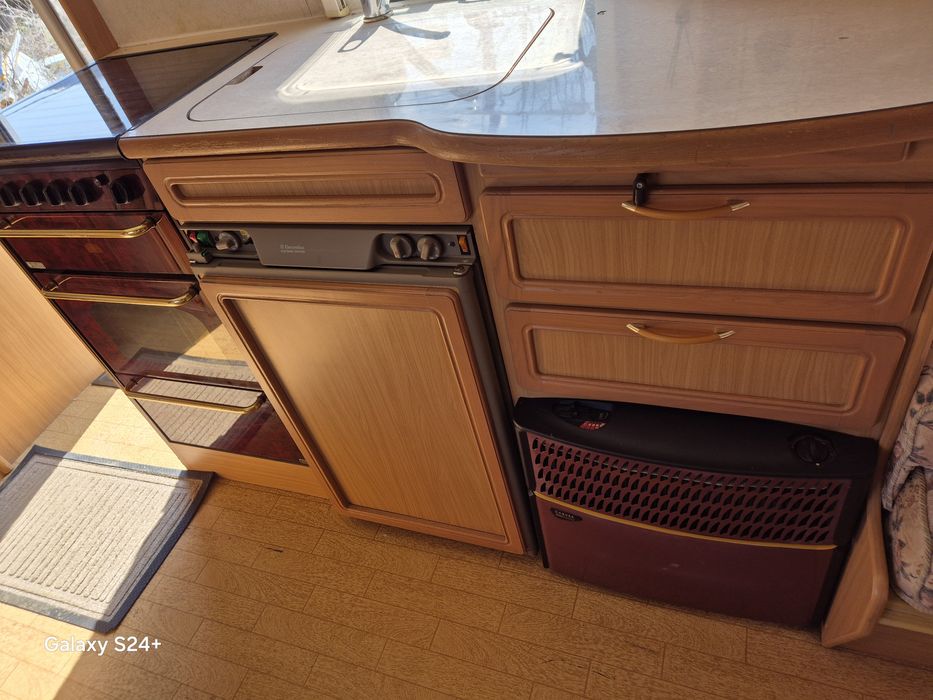 Продавам каравана Compass Rallye