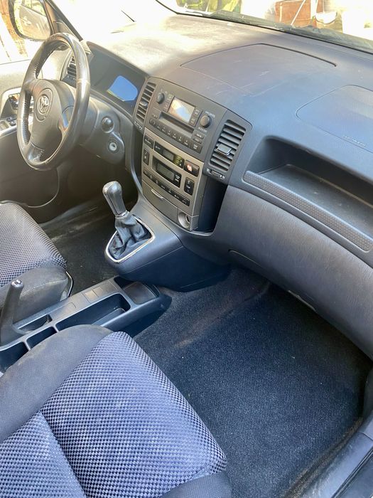 Продавам Тойота Корола Версо